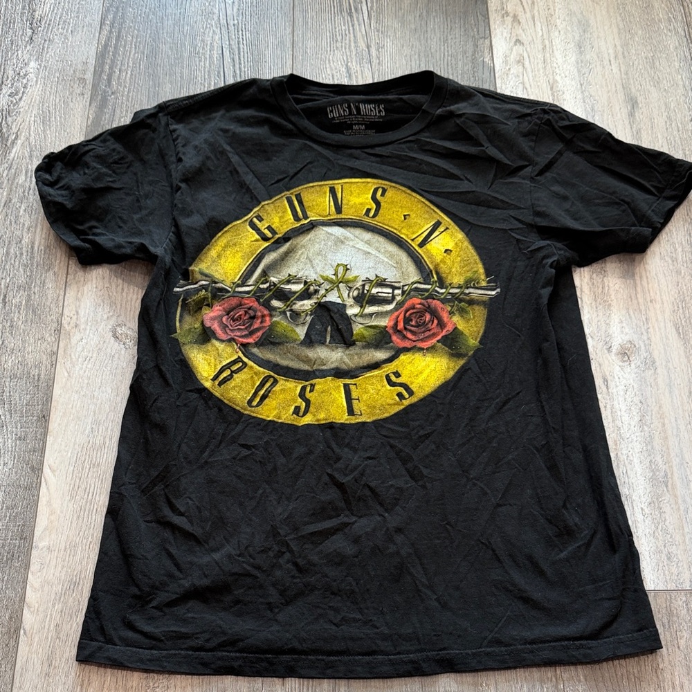 Guns‎ N' Roses Black Short-Sleeve Graphic Tee with Yellow Emblem
